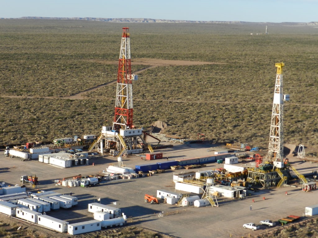 El conflicto incluye a 1.847 petroleros. Se trata de 427 trabajadores de 17 equipos de perforación que están parados,  otros 824 se dedican a la hidrofractura y 596 al transporte de arenas junto a otros insumos.