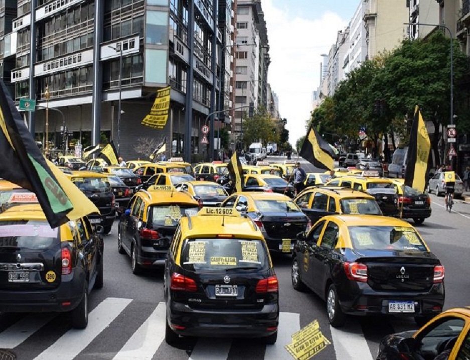 “Miles de trabajadores que ven diezmado su salario por la presencia ilegal de aplicaciones como Uber, Cabify y Beat, que prestan servicios de transporte desconociendo la legislación vigente”, dijo Omar Viviani.