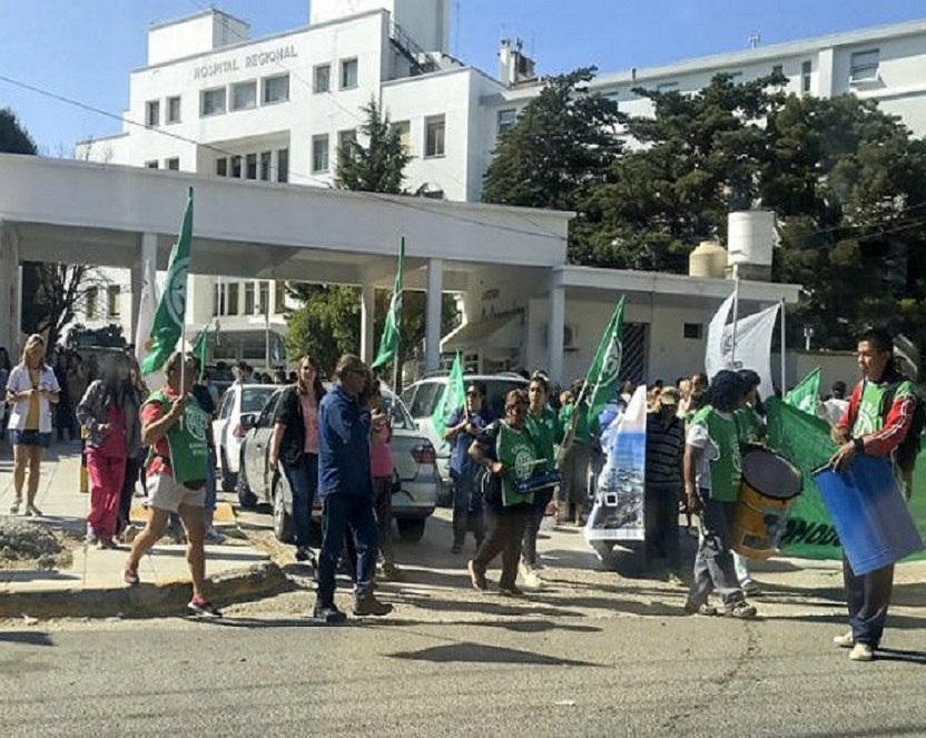La concentración tuvo lugar en el Hospital Regional, donde ya hay medidas de fuerza. “Si el ajuste es efectivo y no hay respuesta por parte de Trabajo y del Juzgado Federal, no habrá paz social en Chubut”, advirtieron los trabajadores.