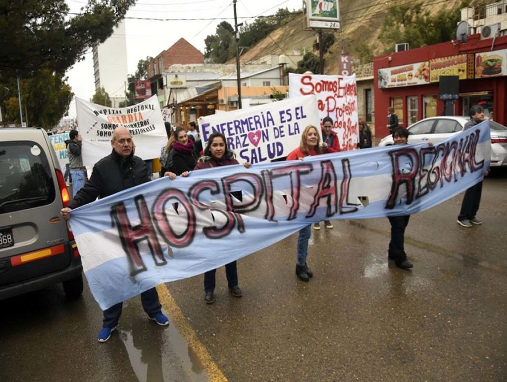 Los trabajadores mantienen la medida de fuerza y se manifiestan desde las 11 horas en la Avenida Irigoyen desde el día lunes. Esta modalidad de protesta se mantendrá hasta el pago en tiempo y forma de los haberes.