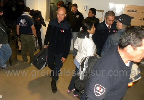 Personal de seguridad privada retirándose del interior de FAMAR  