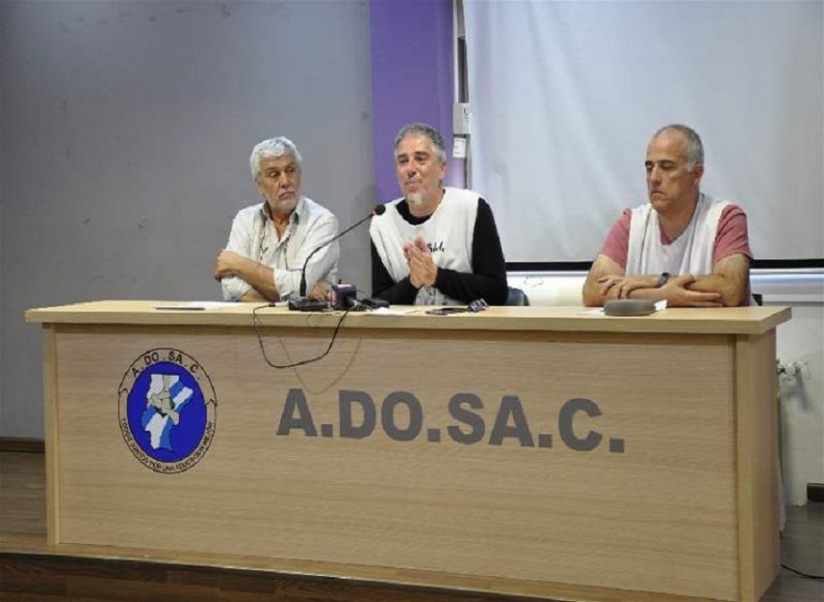 “En Santa Cruz tenemos 12 mil docentes que desde hoy están bajo riesgo de contagio y vulnerabilidad”, remarcó Pedro Cormack, titular del gremio santacruceño ADOSAC. 