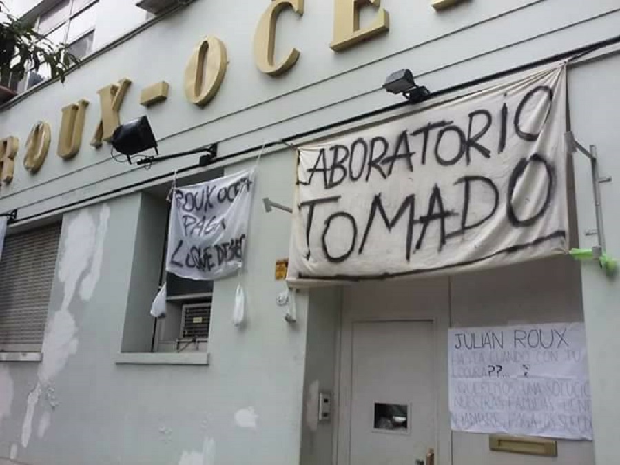 FarmaCoop es un laboratorio recuperado hace tres años por sus trabajadores y trabajadoras tras el vaciamiento de la entonces empresa Roux-Ocefa. Es el primer laboratorio recuperado por sus trabajadores en el mundo. 