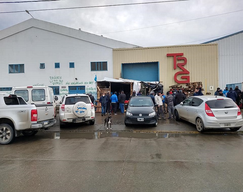 Los trabajadores de Textil Río Grande mantienen el reclamo en la carpa montada en el ingreso a la planta ubicada en la Av. Belgrano al 1.800 de la ciudad de Río Grande. Allí, el domingo realizaron una olla popular.    