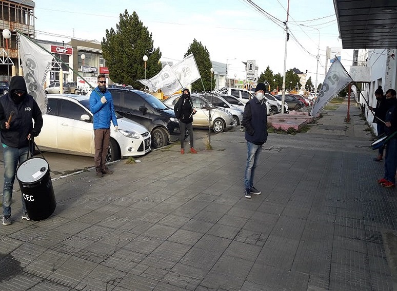 Integrantes del CEC se presentaron frente al comercio ubicado en avenida Belgrano al 400 para visibilizar la situación, pero personal policial les advirtió que por las medidas que restringen la circulación deberían retirarse. 