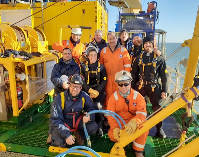 “Tuvimos que instalar un spool, válvulas nuevas y conectar mangueras submarinas, en un trabajo que fue realizado en 40 días con 76 buceos realizados por 25 buzos, más la tripulación del barco Normand Commander, que trabaja para YPF”, detalló el S