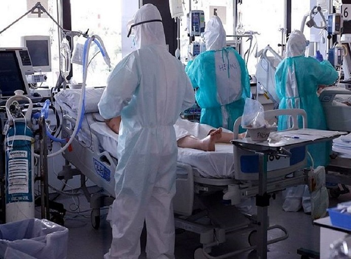 Según los datos oficiales, la tasa de infección del total de trabajadores de la salud es del 2,5%, lo que significa que la posibilidad de contraer la enfermedad se triplica en relación al resto de la población.