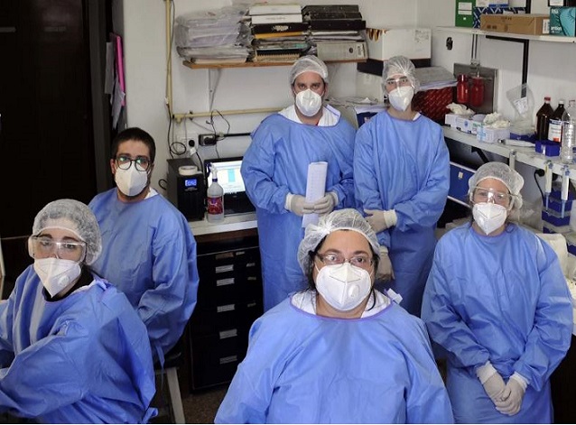 Los trabajadores sanitarios son los que están más expuestos al contagio de covid-19. Alertan sobre el aumento de casos y fallecidos. Desde FeSProSa piden no “desgastar” a los profesionales al hacerlos trabajar más de 40 horas semanales.