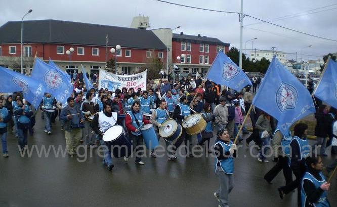 Estatales marchando por las calles de Río Grande