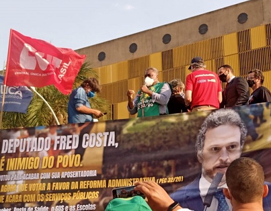 “Los congresistas que voten a favor de la PEC 32 serán eternamente recordados por su responsabilidad en la destrucción de los servicios públicos brasileños”, advirtieron los manifestantes.