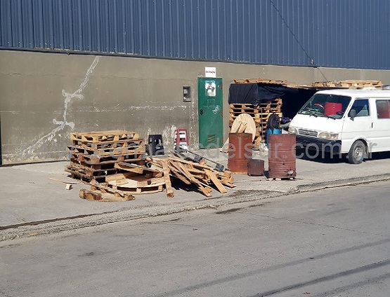 Los trabajadores despedidos de la empresa Floor Clean montaron un acampe frente al galpón de logística de la ex Brightstar, sobre calle D’Agostini a metros de la intersección con la calle Islas Malvinas.