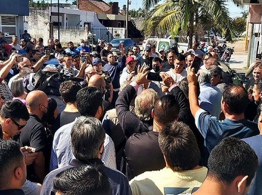 El sindicato de Camioneros protesta por la detención de dos dirigentes acusados de extorsión: Maximiliano Cabaleyro y Fernando Espíndola. La medida afecta a 160.000 vecinos de San Nicolás.