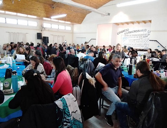 En el encuentro realizado en el Centro de Jubilados de Roca, 114 delegados votaron por de aceptar el 32% de aumento y 90 rechazarlo. Entre las seccionales mayores, Roca y Viedma a favor y Cipolletti y Bariloche en contra.