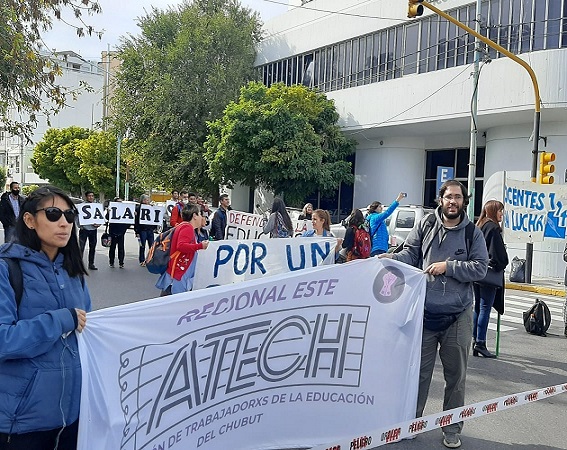 El lunes 23 de mayo, Día de los Trabajadores y Trabajadoras de la Educación, Aniversario de la Marcha Blanca, los docentes de Chubut realizarán Asambleas Escolares para dar continuidad a las acciones.