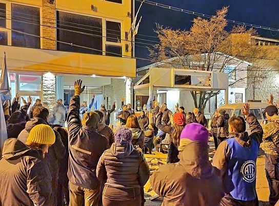 ATE Ushuaia resolvió dar continuidad a la protesta en las mismas condiciones en que se venía desarrollando; es decir, con el acampe montado frente a la sede de la OSEF.