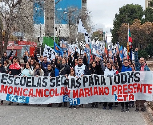 La movilización concentró en el Monumento a San Martín y culminó en la Gobernación. Según informó ATEN, 15.000 personas que se manifestaron por las calles de Neuquén.