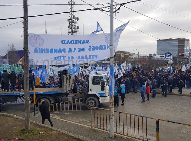 Los trabajadores se concentraron en la Plaza de las Américas y de allí marcharon por la Avenida San Martín hasta la intersección de las Avenidas Belgrano y San Martín.