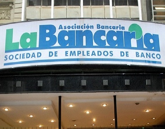 La Bancaria había solicitado al Ministro de Trabajo, Claudio Moroni, que se convoque a las cámaras empresariales para adelantar la revisión del acuerdo firmado el 13 de mayo, y mantener el poder adquisitivo.
