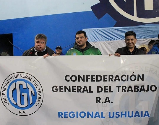 El triunvirato que conduce la CGT Ushuaia lo integran el Secretario General de la UOM, Héctor Tapia; el Secretario General de la UTHGRA; Ramón Calderón; y el Secretario de Organización de la Camioneros, Daniel Capdevila.