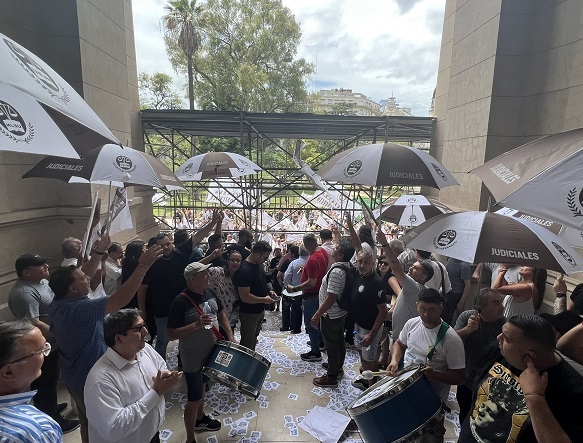 La UEJN realizó hoy un banderazo en el cuarto piso del Palacio de Justicia a para continuar el reclamo con una batucada en las escalinatas del edificio y en todas las delegaciones del país.