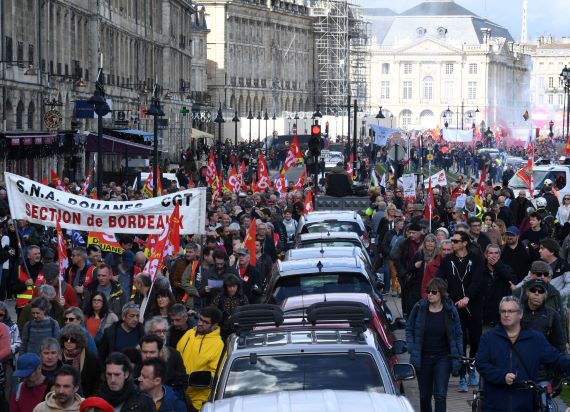 Sindicatos franceses evalúan relanzar huelgas en sectores donde ya se han producido medidas de fuerza, como el de la energía y el transporte.