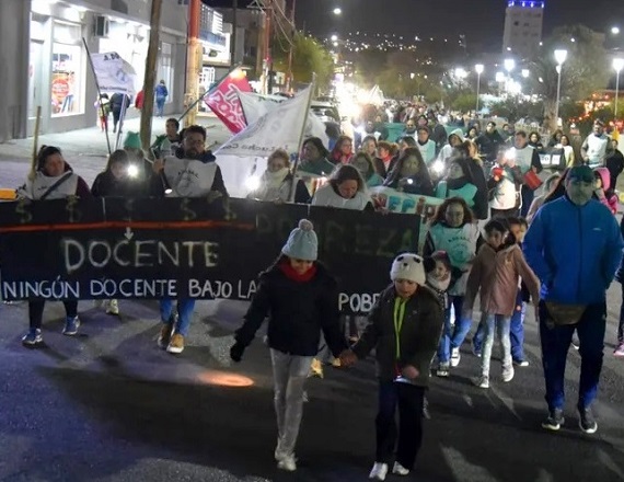 La protesta también constituyó un fuerte respaldo a los paritarios del gremio que los nuclea, ADOSAC, ya que para este viernes está prevista en Río Gallegos la reanudación de la mesa de paritarias con autoridades del Consejo de Educación.