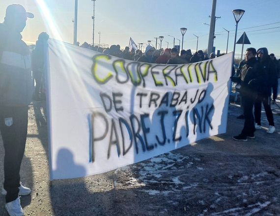 Los trabajadores de la Cooperativa de Trabajo Padre José Zink se concentraron en la Rotonda de las Américas y luego marcharon hasta la sede de la Delegación de Gobierno en la avenida San Martín Nº 44.
