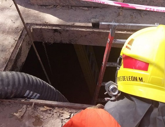 Los operarios eran empleados de la empresa Hidrocentro de Villa María. Cayeron a un pozo de 15 metros. Estaban limpiando una de las tres plantas de bombeo de la ciudad.