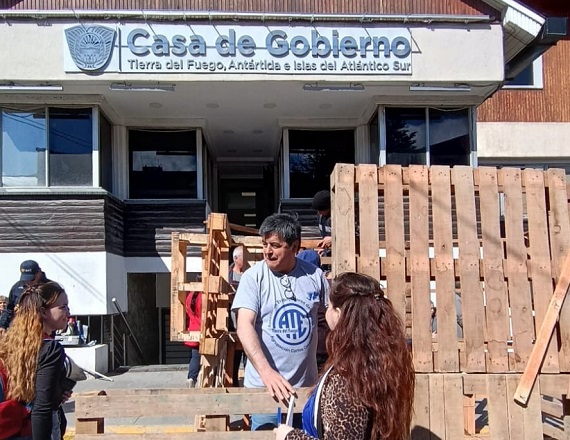 Carlos Córdoba quedó en absoluta soledad en esta etapa de reclamos, ya que no solo ATE Río Grande firmó el último acuerdo salarial con el Gobierno provincial, sino que también lo hicieron los gremios UPCN y ATSA.