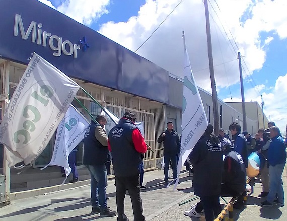 El CEC de Río Grande se manifiesto frente a la planta del Grupo Mirgor debido a la desvinculación de 67 trabajadores del sector limpieza pertenecientes a la empresa contratista Compass.