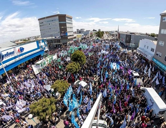 La comunidad de Río Grande fue protagonista, nuevamente, de una masiva jornada de protesta contra un Gobierno nacional que atenta contra los intereses de la provincia en general, y contra los trabajadores en particular.