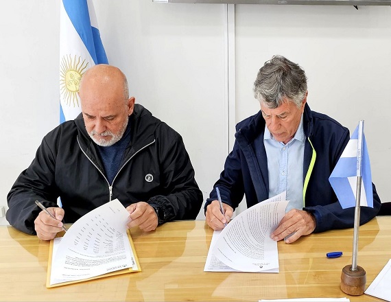 El acuerdo para el sector mercantil fue rubricado por el Secretario General del CEC, Daniel Rivarola; y el Presidente de la Cámara de Comercio de Río Grande, José Luis Iglesias.