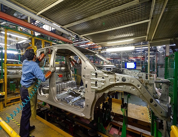 General Motors anunció que la planta de Rosario vuelve a pararse. Toyota Argentina inició un programa de retiros voluntarios, Renault Argentina decidió recortar su plantilla de empleados y no renovar contratos.