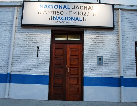 Los tres trabajadores despedidos de LRA 51 Radio Nacional Jáchal tenían funciones específicas: Periodistas, Conductores, Locutores, que estaban en el aíre de la Radio.