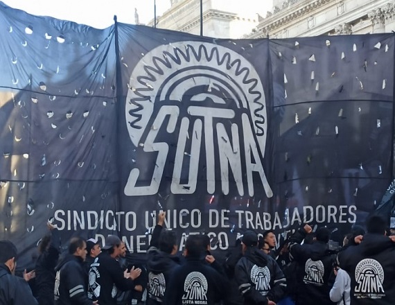 El Sindicato Único de Trabajadores del Neumático (SUTNA) realizó un paro total de 24 horas el pasado martes 7 de mayo ante la falta de propuesta paritaria por parte de las empresas.