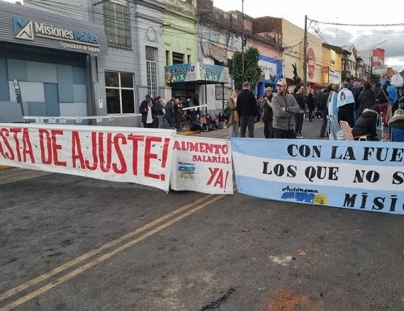El conflicto con la Policía de Misiones cumple este lunes su cuarto día con el corte de la avenida Uruguay de Posadas frente a la sede del Comando.