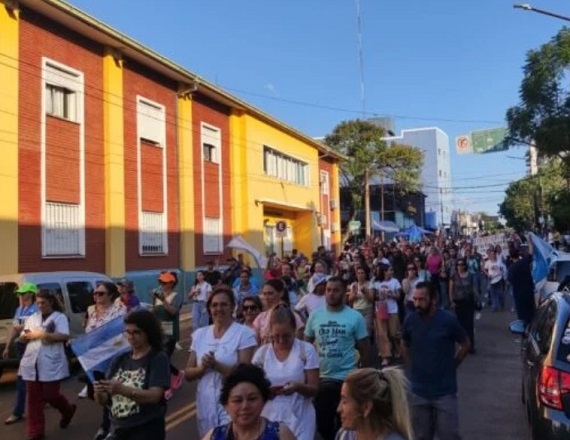 La manifestación partió desde delante del Ministerio de Salud de Posadas, poco después de las 16:00 horas, y desembocó en la plaza 9 de Julio, tras recorrer el centro capitalino.
