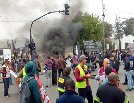 Si bien en los últimos tiempos esa modalidad de protesta no está generalizada, hoy hay un foco de conflictividad en las puertas de las principales plantas del neumático por reclamos salariales y laborales que lleva adelante el SUTNA.