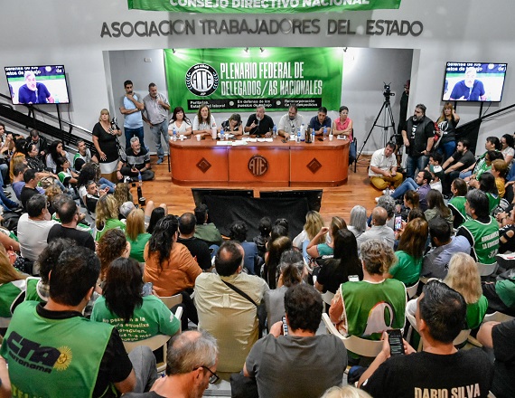 “No vamos a aceptar que se congelen los salarios en el sector público y rechazamos cualquier posibilidad de que a fin de mes vuelvan a existir cesantías masivas”, resaltó Rodolfo Aguiar.