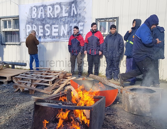 Frente a Barpla hicieron uso de la palabra el Secretario General de la AOT, Roberto López; el Delegado de los trabajadores de Barpla, German Resquin; un trabajador de la empresa Textil Río Grande; y Rubén 