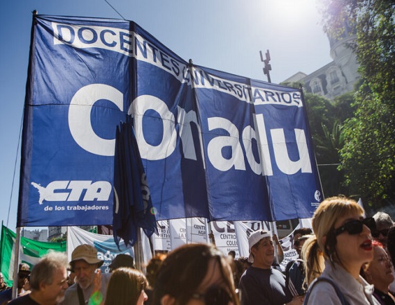 “Es importante la decisión de los docentes de no bajar los brazos y responder con contundencia a las provocaciones de un Presidente que gobierna por decreto y a través de vetos” indicó Carlos De Feo, Secretario General de CONADU.