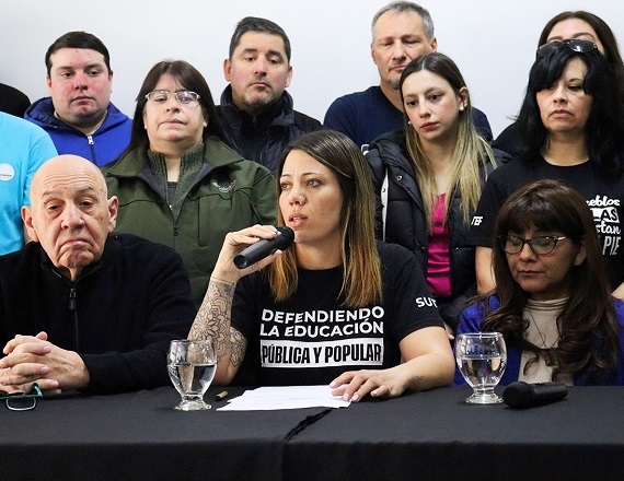 En la sede del SUTEF de la ciudad de Ushuaia, se realizó una conferencia de prensa de la que participaron entidades sindicales, y organizaciones sociales y políticas, donde se anunció una manifestación frente a la empresa Camuzzi.