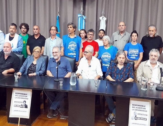 Los sindicatos de docentes y nodocentes agrupados en el Frente Sindical de las Universidades Nacionales definieron la continuidad del plan de lucha del sector. El 17 de octubre habrá un paro nacional y el 21 inician una semana de lucha.