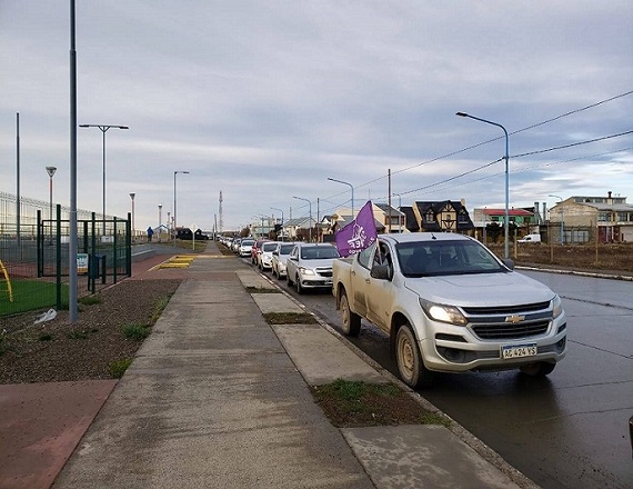 Las caravanas de docentes tendrán los siguientes puntos de concentración. Río Grande: En la Plaza del Delfín; Tolhuin: En la Plaza Cívica; Ushuaia: Rotonda del Aeropuerto, Rotonda del Polivalente de Arte, y Marcos Zar y Alem.