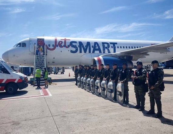 En un comunicado, la Asociación del Personal Aeronáutico (APA) indicó que el paro se debe a la decisión “arbitraria y sin causa” de despedir a un trabajador de la base Aeroparque.