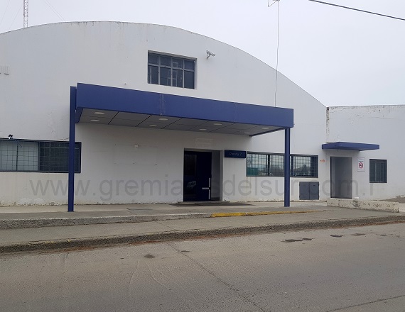 Recientemente, se hizo notorio el inicio de la actividad productiva al observarse el movimiento de ingreso de personal sobre la entrada principal de la mencionada planta industrial sobre la calle Reverendo Padre Forgacs Nº 1522.