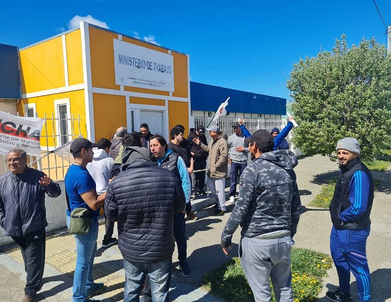 “El 80% de los trabajadores seguimos presentes y seguimos firme en el reclamo, somos 21 familias que seguimos esperando que esto se resuelva”, señaló el Delegado de los trabajadores de Barpla, Germán Resquín.