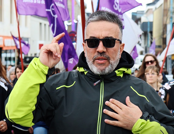 “No nos vamos a bancar vivir en la pobreza, no nos vamos a bancar que una compañera tenga que trabajar más de un cargo para pagar un alquiler. Nuestros compañeros viven en los colegios para sobrevivir afuera”, remarcó Horacio Catena.