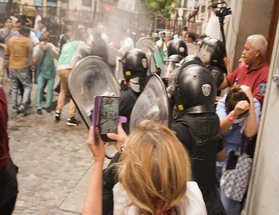 Los Enfermeros expresaron su descontento y reclamaban por no ser incluidos como Profesionales de la Salud. La Policía de la Ciudad agredió a los manifestantes con golpes y empujones y se llevó a dos personas detenidas.