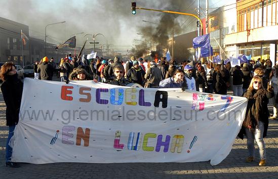 Docentes de la Escuela Nº 7 en la movilización en Río Grande